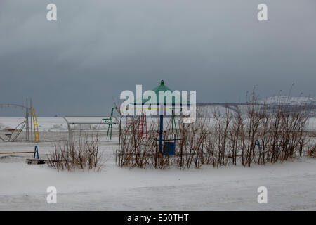 Verschneite verlassenen Spielplatz Klettern Frame Sonnenschirm Stockfoto