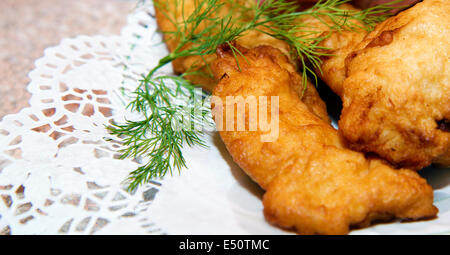 Fisch in Teig auf einem Teller Stockfoto