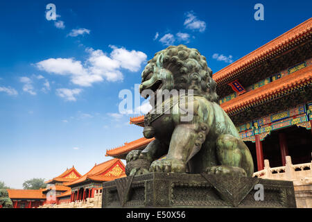 Löwe aus Bronze in Peking verbotene Stadt Stockfoto