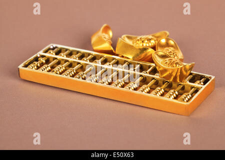chinesische Goldbarren und golden abacus Stockfoto