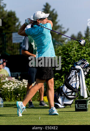 Stateline, Nevada, USA. 17. Juli 2014. World Golf Hall of Fame Mitglied ANNIKA SORENSTAM fährt beim ersten Abschlag pro-am-Tag bei der 25. jährlichen amerikanischen Jahrhundert Championship. Frau Sorenstam, Gewinner von 89 Turnieren weltweit, kommt aus dem Ruhestand dieser Woche des Landes beste Profi-Sportler und prominente Golfer an diesem bekannten tv-Event zu übernehmen. © Brian Cahn/ZUMA Draht/Alamy Live-Nachrichten Stockfoto