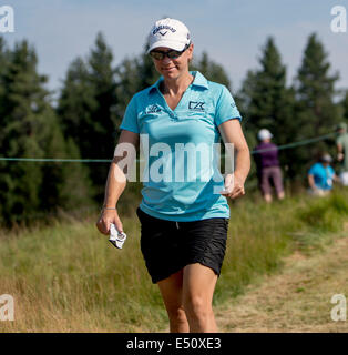 Stateline, Nevada, USA. 17. Juli 2014. World Golf Hall of Fame Mitglied ANNIKA SÖRENSTAM geht zum nächsten Loch der Edgewood Tahoe pro-am-Tag bei der 25. jährlichen amerikanischen Jahrhundert Championship. Frau Sorenstam, Gewinner von 89 Turnieren weltweit, kommt aus dem Ruhestand dieser Woche des Landes beste Profi-Sportler und prominente Golfer an diesem bekannten tv-Event zu übernehmen. © Brian Cahn/ZUMA Draht/Alamy Live-Nachrichten Stockfoto