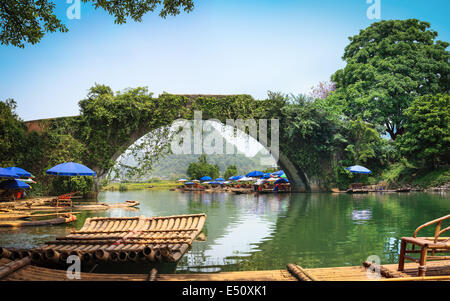 Panoramablick von der alten Steinbogenbrücke Stockfoto