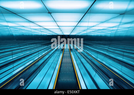 bewegende Rolltreppe in modernen Gebäude Stockfoto