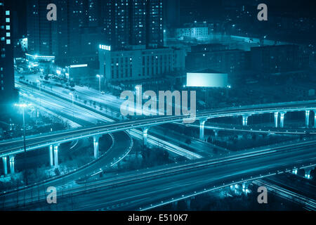 Grade-Trennung-Brücke in der Nacht in xian Stockfoto