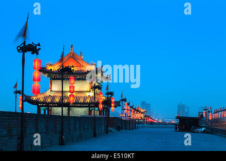 Xian Stadtmauer in der Nacht Stockfoto