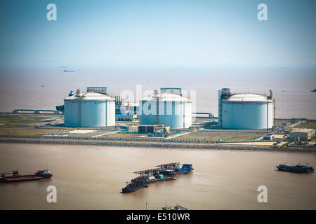 LNG-Tanks am Hafen Stockfoto