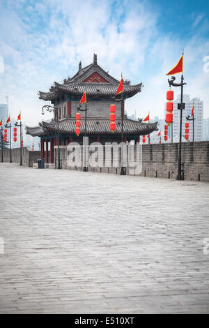 alten Turm auf Stadtmauer in xian Stockfoto