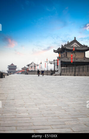 Xian Stadtmauer in der Abenddämmerung Stockfoto