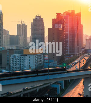 u-Bahn und moderne Stadt Stockfoto
