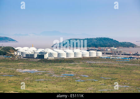 Öltanks im Hafen Stockfoto