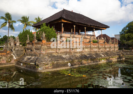 Bali, Indonesien.  Die Bale Kambang (schwimmende Pavillon), innerhalb der Kerta Gosa Verbindung, die Platz für Rechtspflege Stockfoto