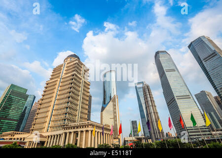 Shanghai Downtown vor blauem Himmel Stockfoto