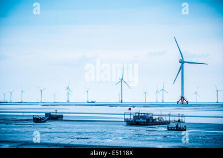 macht Windpark in küstennahen Schlamm-Wohnung Stockfoto