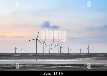 Windkraftanlagen in Schlamm-Wohnung Stockfoto