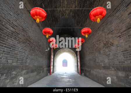 antikes Tor innen Stockfoto