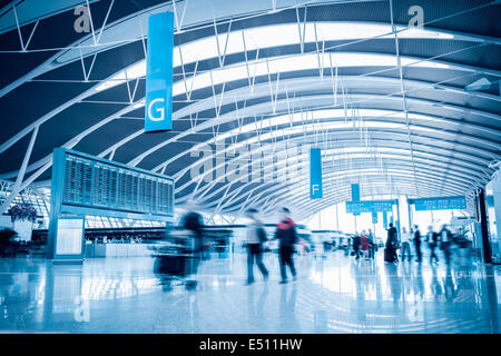 Fluggäste im Flughafen Stockfoto