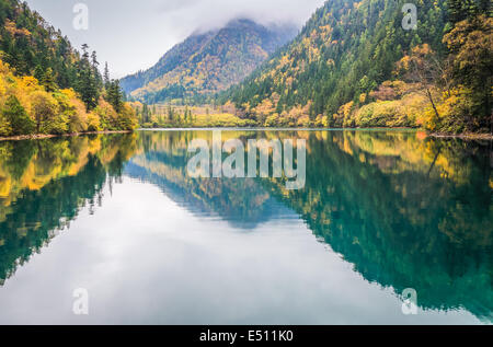 bunte See im Herbst Stockfoto