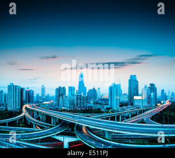 erhöhten Überführung in der Abenddämmerung Stockfoto