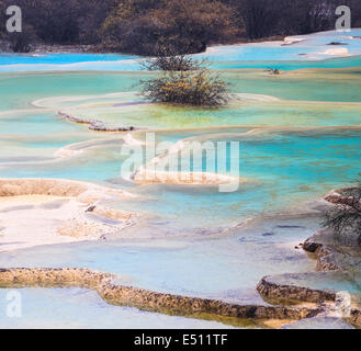 bunte Travertin Teiche in huanglong Stockfoto