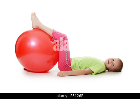 Kleines Mädchen mit einem Gymnastik ball Stockfoto