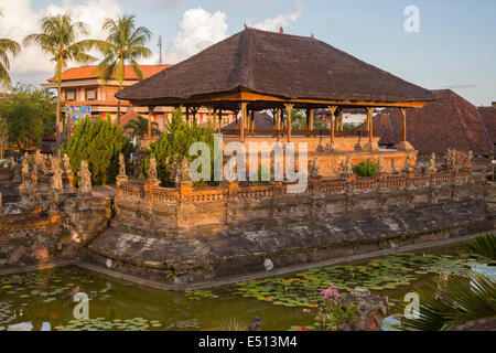 Bali, Indonesien.  Die Bale Kambang (schwimmende Pavillon), innerhalb der Kerta Gosa Verbindung, die Platz für Rechtspflege Stockfoto