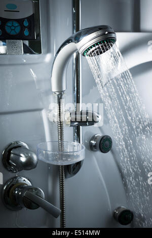 Wasser aus der Dusche Stockfoto