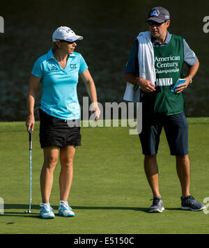 Stateline, Nevada, USA. 17. Juli 2014. World Golf Hall of Fame Mitglied ANNIKA SORENSTAM berät sich mit ihrem Caddy, Ehemann MIKE MCGEE, während pro-am-Tag bei der 25. jährlichen amerikanischen Jahrhundert Championship. Frau Sorenstam, Gewinner von 89 Turnieren weltweit, kommt aus dem Ruhestand dieser Woche des Landes beste Profi-Sportler und prominente Golfer an diesem bekannten tv-Event zu übernehmen. © Brian Cahn/ZUMA Draht/Alamy Live-Nachrichten Stockfoto