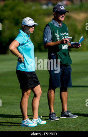 Stateline, Nevada, USA. 17. Juli 2014. World Golf Hall of Fame Mitglied ANNIKA SORENSTAM berät sich mit ihrem Caddy, Ehemann MIKE MCGEE, während pro-am-Tag bei der 25. jährlichen amerikanischen Jahrhundert Championship. Frau Sorenstam, Gewinner von 89 Turnieren weltweit, kommt aus dem Ruhestand dieser Woche des Landes beste Profi-Sportler und prominente Golfer an diesem bekannten tv-Event zu übernehmen. © Brian Cahn/ZUMA Draht/Alamy Live-Nachrichten Stockfoto