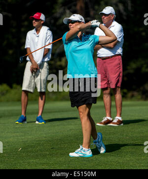 Stateline, Nevada, USA. 17. Juli 2014. World Golf Hall of Fame Mitglied ANNIKA SORENSTAM abschlägt Edgewood Tahoe pro-am-Tag bei der 25. jährlichen amerikanischen Jahrhundert Championship. Frau Sorenstam, Gewinner von 89 Turnieren weltweit, kommt aus dem Ruhestand dieser Woche des Landes beste Profi-Sportler und prominente Golfer an diesem bekannten tv-Event zu übernehmen. © Brian Cahn/ZUMA Draht/Alamy Live-Nachrichten Stockfoto