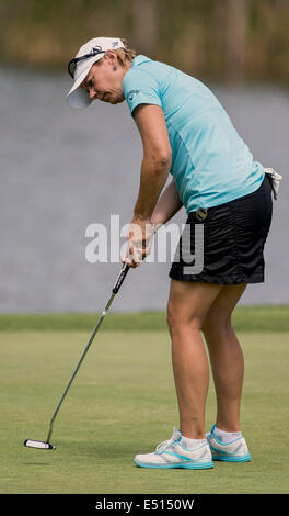 Stateline, Nevada, USA. 17. Juli 2014. World Golf Hall of Fame Mitglied ANNIKA SORENSTAM putts Edgewood Tahoe pro-am-Tag bei der 25. jährlichen amerikanischen Jahrhundert Championship. Frau Sorenstam, Gewinner von 89 Turnieren weltweit, kommt aus dem Ruhestand dieser Woche des Landes beste Profi-Sportler und prominente Golfer an diesem bekannten tv-Event zu übernehmen. © Brian Cahn/ZUMA Draht/Alamy Live-Nachrichten Stockfoto