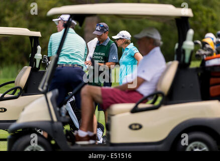 Stateline, Nevada, USA. 17. Juli 2014. World Golf Hall of Fame Mitglied ANNIKA SORENSTAM berät sich mit ihrem Caddy, Ehemann MIKE MCGEE, während pro-am-Tag bei der 25. jährlichen amerikanischen Jahrhundert Championship. Frau Sorenstam, Gewinner von 89 Turnieren weltweit, kommt aus dem Ruhestand dieser Woche des Landes beste Profi-Sportler und prominente Golfer an diesem bekannten tv-Event zu übernehmen. © Brian Cahn/ZUMA Draht/Alamy Live-Nachrichten Stockfoto