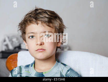 traurige junge Blick in die Kamera Stockfoto