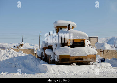Schneepflug mit Schnee bedeckt Stockfoto