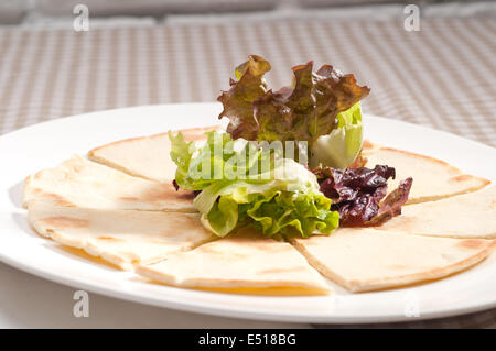 Knoblauch-Pita-Brot-Pizza mit Salat an der Spitze Stockfoto