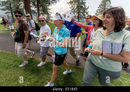 Stateline, Nevada, USA. 17. Juli 2014. World Golf Hall of Fame Mitglied ANNIKA SORENSTAM Autogramme Lochabstand Edgewood Tahoe pro-am-Tag bei der 25. jährlichen amerikanischen Jahrhundert Championship. Frau Sorenstam, Gewinner von 89 Turnieren weltweit, kommt aus dem Ruhestand dieser Woche des Landes beste Profi-Sportler und prominente Golfer an diesem bekannten tv-Event zu übernehmen. © Brian Cahn/ZUMA Draht/Alamy Live-Nachrichten Stockfoto