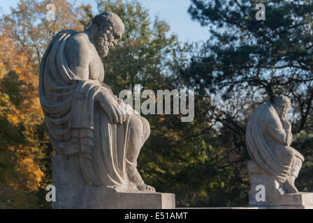 Statuen der antike Dichter und Dramatiker an der Spitze der königlichen Amphitheater, Royal Lazienki Park, Warschau, Polen Stockfoto
