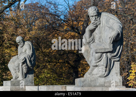 Statuen der antike Dichter und Dramatiker an der Spitze der königlichen Amphitheater, Royal Lazienki Park, Warschau, Polen Stockfoto