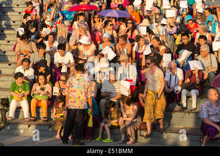 Bali, Indonesien.  Touristen warten auf den Kecak-Tanz in der Arena neben Uluwatu Tempel zu sehen. Stockfoto