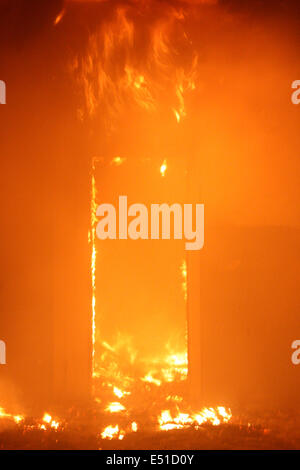 Altbau in voller flammenden inferno Stockfoto