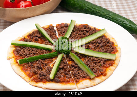 Türkisches Rindfleisch Pizza mit Gurke obenauf Stockfoto