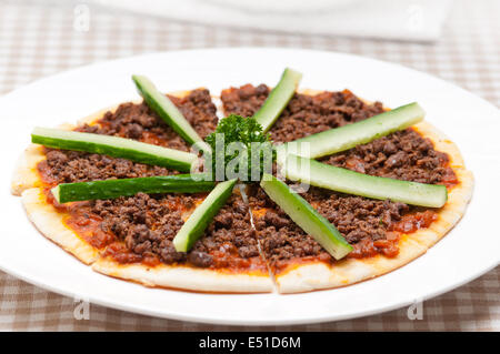 Türkisches Rindfleisch Pizza mit Gurke obenauf Stockfoto