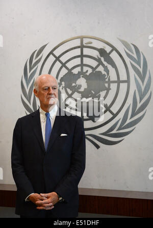 New York, USA. 17. Juli 2014. Generalsekretär der Vereinten Nationen Ban Ki-Moon des Sondergesandten für Syrien Staffan de Mistura steht vor einem UN-Emblem im UN-Hauptquartier in New York, am 17. Juli 2014. UNO-Chef Ban Ki-Moon am 10. Juli benannt veteran UN-Beamten Staffan de Mistura als neue UN-Vermittler auf Syrien-Krise, um ehemalige soll Liga beauftragten Lakhdar Brahimi erfolgreich zu sein. Verbot auch Ramzy Ezzeldin Ramzy, ehemalige stellvertretende ägyptische Außenminister De Mistura Stellvertreter benannt. Bildnachweis: Niu Xiaolei/Xinhua/Alamy Live-Nachrichten Stockfoto