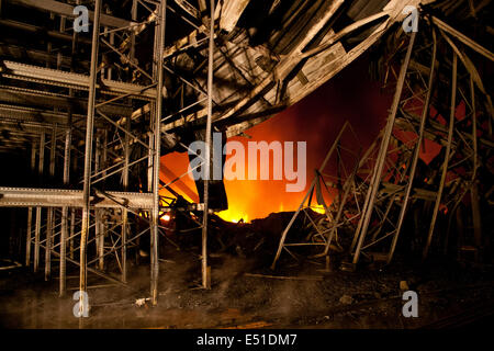 Altbau in voller flammenden inferno Stockfoto