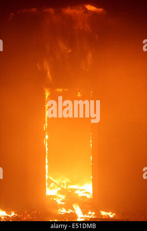 Altbau in voller flammenden inferno Stockfoto