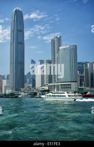 Skyline von Hong Kong Island gesehen von Victoria Harbour Stockfoto