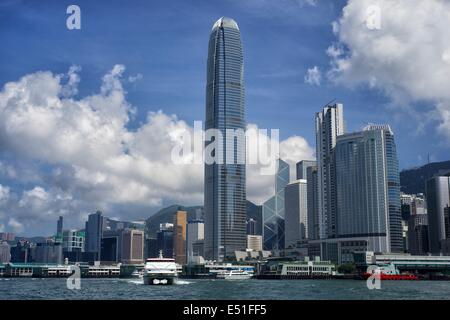 Skyline von Hong Kong Island gesehen von Victoria Harbour Stockfoto