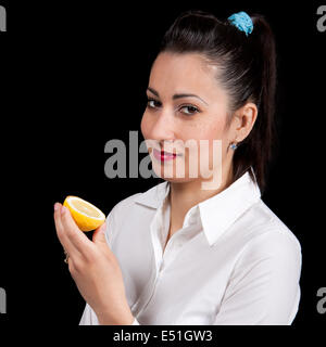 Frau Essen gelbe Zitrone Stockfoto