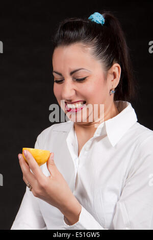 Frau Essen gelbe Zitrone Stockfoto