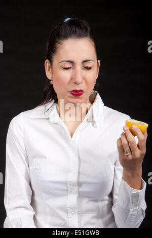 Frau Essen gelbe Zitrone Stockfoto